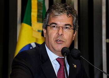 Senador defende parcerias da comunidade científica com a sociedade