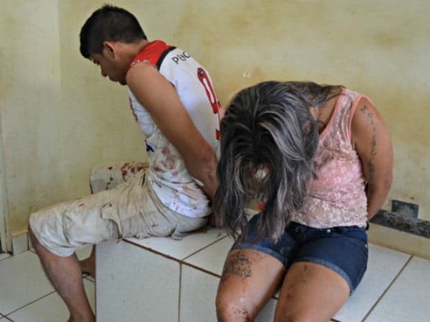 Casal mata homem a facadas em via pública e é linchado por populares