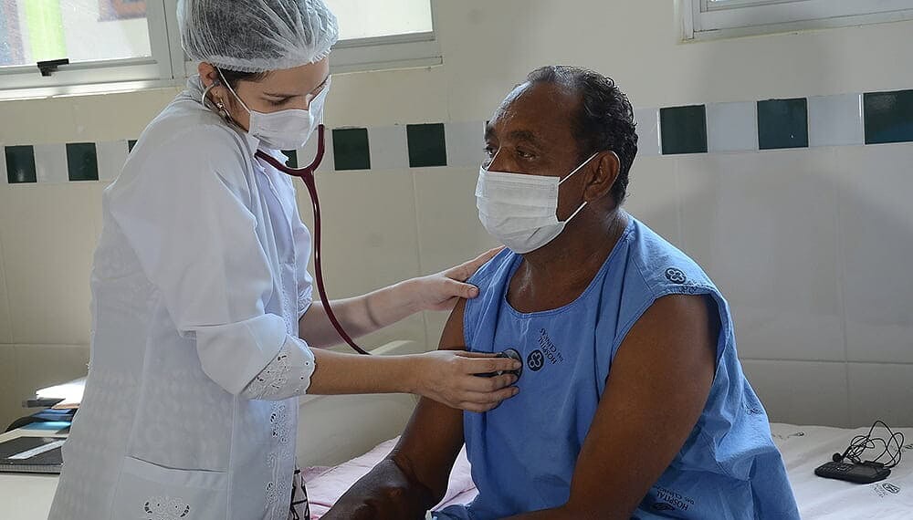 Paciente José Roberto sendo atendido após a cirurgia. (Foto: Odair Leal/ A GAZETA)
