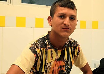 Antônio da Silva tem 17 anos de idade, já passou por quatro cirurgias e afirma que sonha em falar normalmente como as outras pessoas 
. (foto: ANGELA PERES /  SECOM)