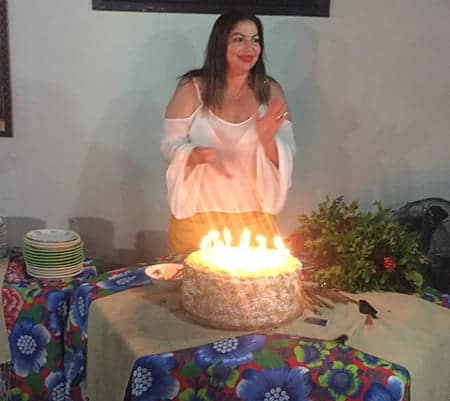 MURAL VIP – Colunista social Roberta Lima ganhou bolo para comemorar mais uma primavera, que aconteceu ao lado dos familiares e amigos, sábado, com uma suculenta feijoada na maison do pais Osmir e Beth Lima. Vivas para ela!