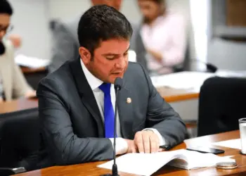 Senador destaca necessidade de debater saídas para a crise nos setores da Indústria e Comércio