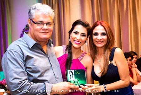 Super querida na sociedade, a médica Jacqueline Fecury é a grande aniversariante de hoje. Por todo o dia ganha carinho dos amigos e da família.  Na foto, com a filha Jessica e o marido Murio Fecury. 