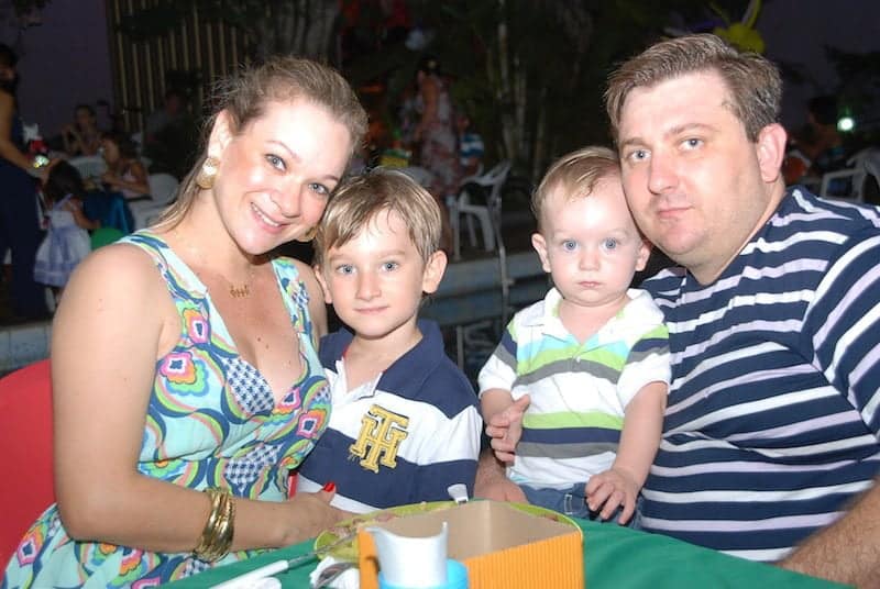 Jorge Luiz Frari com a esposa e os filhos