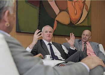 Ministro Juca Ferreira em reunião com embaixadores