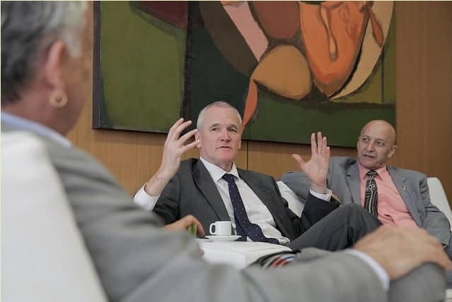 Ministro Juca Ferreira em reunião com embaixadores