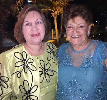 Senhoras Cidália Queiroz e Flávia Lavocat em dias de praia e água de coco no belíssimo resort Jatiúca, em Maceio/Alagoas, no casamento do casal Heidy e Vivaldo Neto