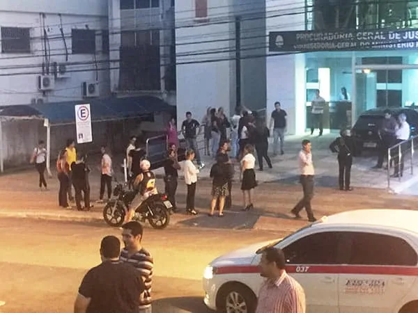 Pessoas saíram correndo de prédio em Rio Branco. (Foto: Andrea Zílio)