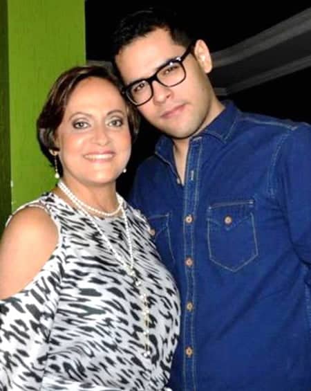 Todos os parabéns para minha amiga Eloisa Braga pelo seu aniversário comemorado com a família e os amigos na cobertura da maison Rio Branco. Na foto com o filho Lucas Braga. 