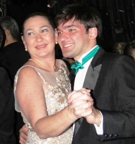 A socialite Mercedes Barbosa foi a grande aniversariante de ontem. Comemorou a data com a família em Miame. Na foto com o filho Wilson Barbosa Neto.