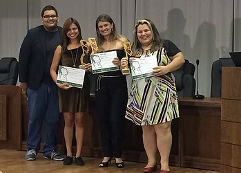 Vencedoras da categoria Jornalismo Online Marcela Jansen e Bruna Lopes ao lado da subeditora de A GAZETA, Brenna Amâncio, e do presidente do Sinjac, Victo Augusto.