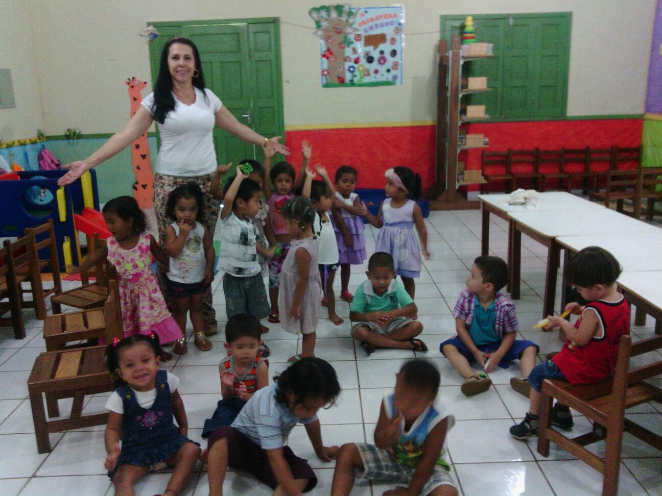 Professora confessa que existem casos de crianças sem limites em sala de aula, mas tenta driblar a situação