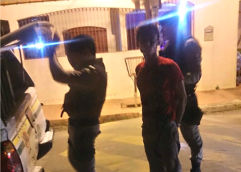 Homem cai de telhado após tentar invadir casa