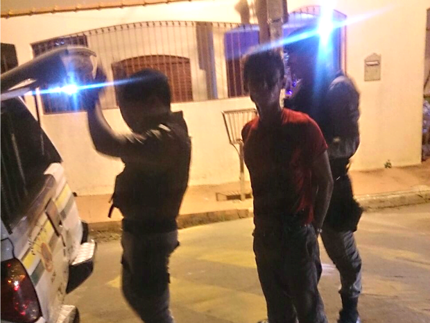 Homem cai de telhado após tentar invadir casa