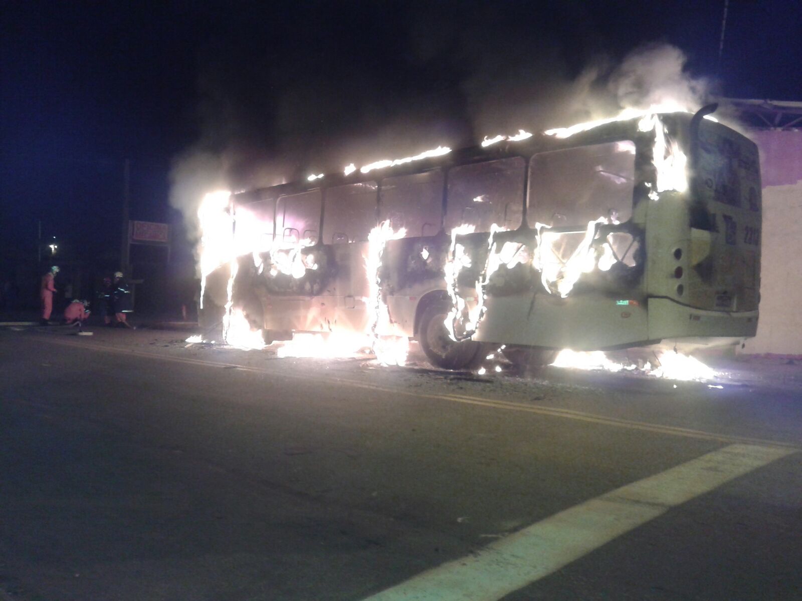 O que aconteceu no Acre em 2015 11 Imagens de ônibus pegando fogo assustou a população