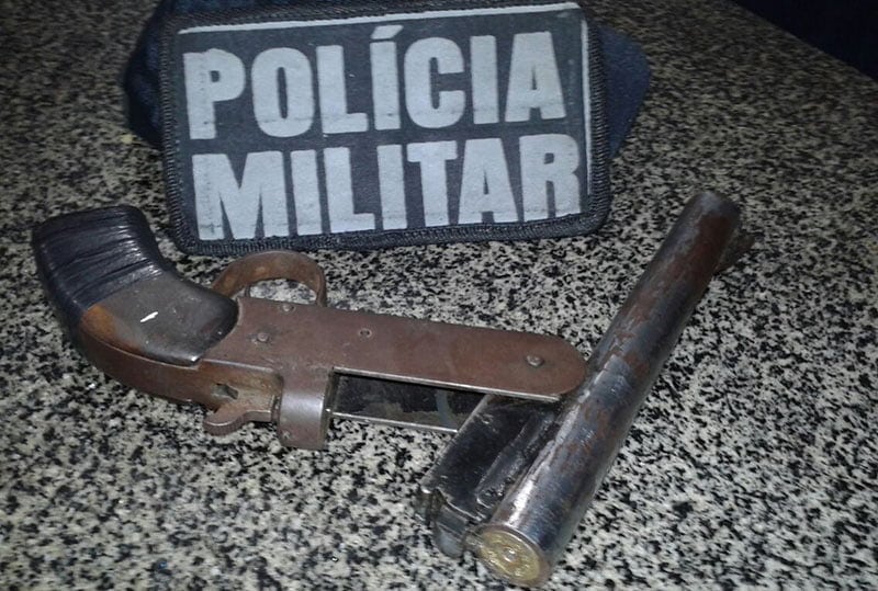 Armas e munições foram apreendidas junto com rapazes