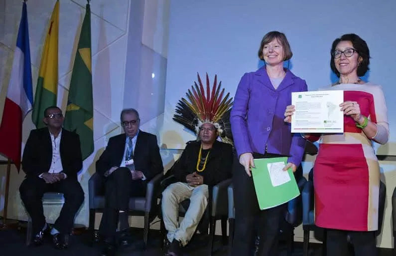 Presidente Joanna Durbin entrega certificação