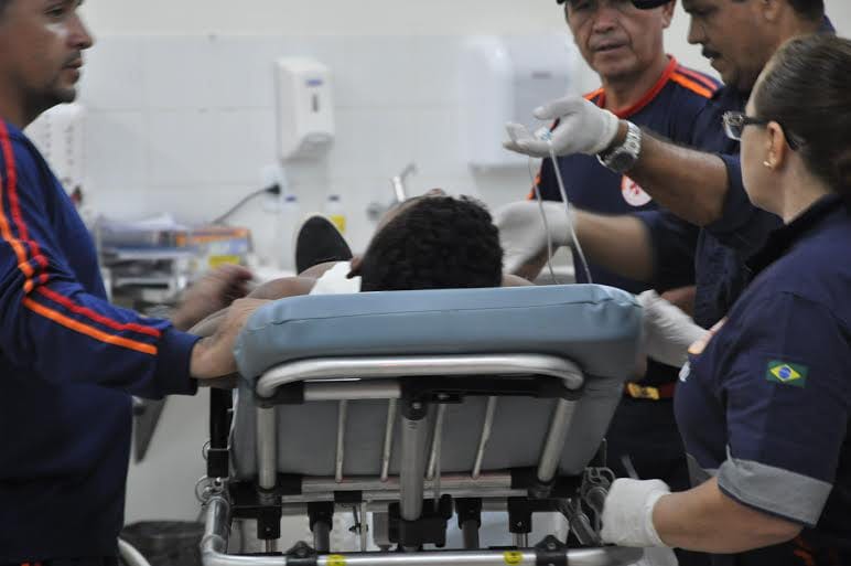 Adolescente foi atingido no pescoço e nas costas