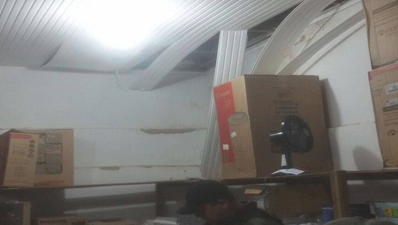 Bandidos conseguiram entrar no depósito pelo telhado