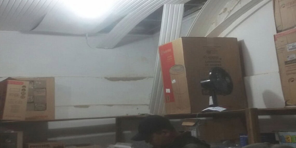 Bandidos conseguiram entrar no depósito pelo telhado