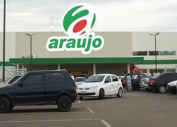 Bando invade supermercado, rende vigia e leva dinheiro dos caixas