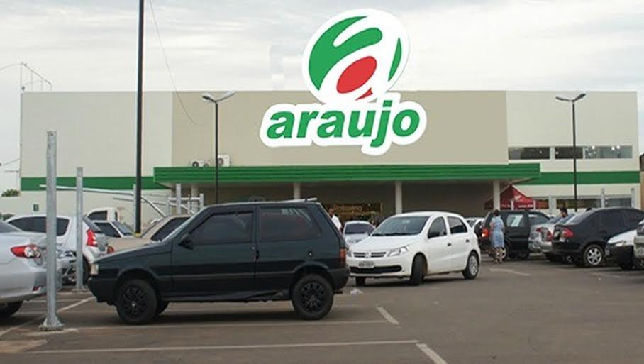 Bando invade supermercado, rende vigia e leva dinheiro dos caixas