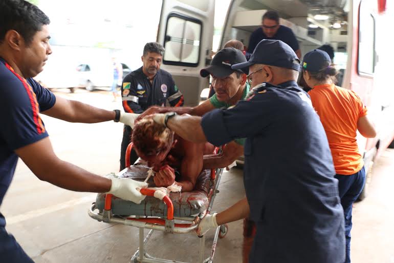 Bebedeira termina em facadas e ferido é amarrado para poder ser conduzido ao Pronto Socorro 1