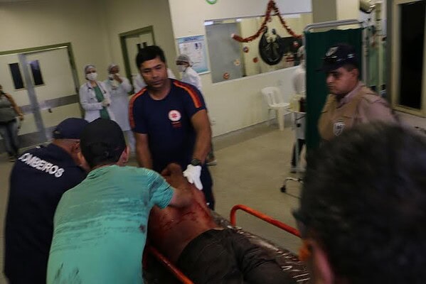 Homem ferido é amarrado para poder ser conduzido ao Pronto Socorro