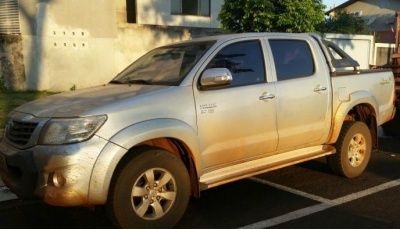 Bandidos rendem família para roubar caminhonete