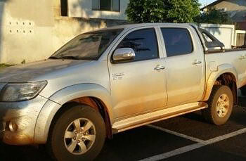 Bandidos rendem família para roubar caminhonete