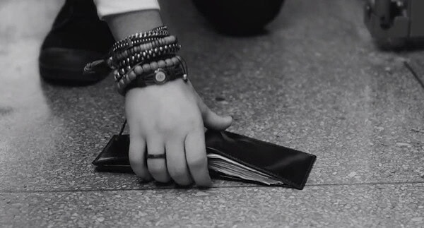 Golpe da carteira é aplicado em banco na capital