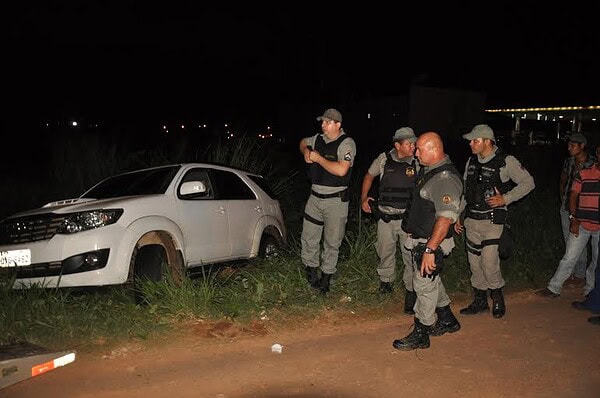 Cinco assaltantes invadem madeireira, roubam dinheiro e caminhonete