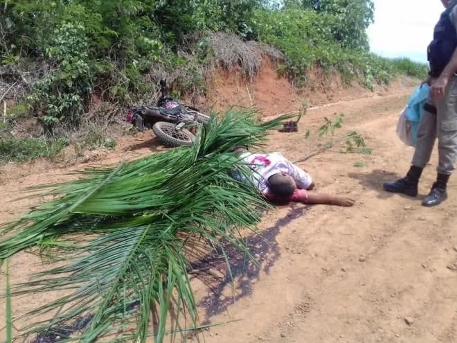Corpo de vítima de acidente de trânsito fica mais de cinco horas na estrada para ser resgatado 1 Corpo de vítima de acidente de trânsito fica mais de cinco horas na estrada para ser resgatado