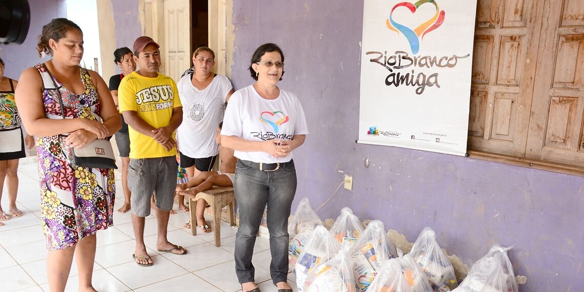Ação Rio Branco Amiga entrega cestas de Natal às famílias atendidas pelo CRAS no Montanhês