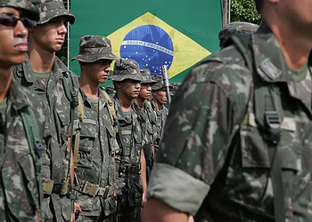 Com Exército há um mês na Amazônia, queimada diminui e desmate aumenta