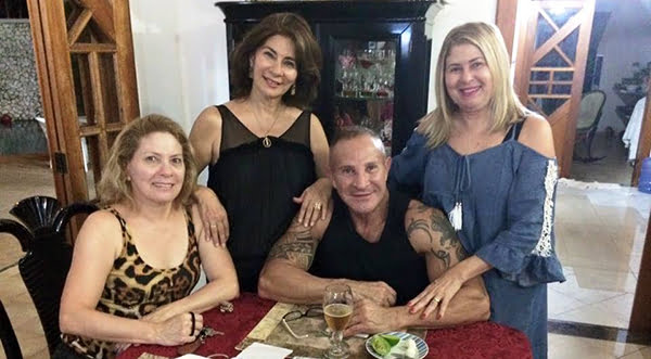 Click dos irmãos Tufic, Clara, Simone e Tereza Bader em momento Natal em família antecipado.