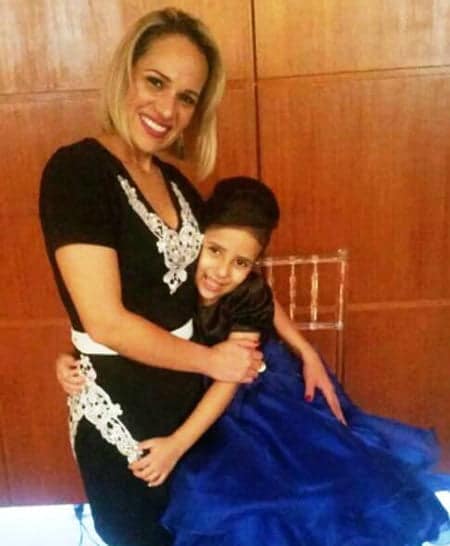 Toda orgulhosa, a mamãe Simone Caetano de Brito com a filha Ana Karolina no encerramento do ano letivo da Escola Solar Kids.