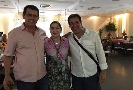 Casal Eliezer Silva e Mercedes Lavocat Barbosa prestigiaram o amigo Juninho Leite, que aniversariou no último domingo e ganhou festa estilizada