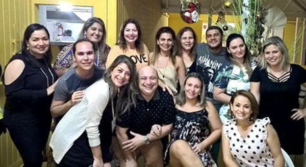 Festa dos Colunistas Na segunda, 7, a Associação dos Colunistas do Acre (Acos) reuniu os colunistas para a tradicional confraternização de fim de ano. O badalado evento foi realizado no Restaurante Point do Pato, que recebeu décor da expert Socorro Macowisk. Além disso, os convivas se deliciaram com espumantes, jantar oferecidos pelos buffet’s Afa Bistrô, Silvia Montenegro, Pão de Queijo e Point do Pato, e criativo e delicioso bolo, especialmente elaborado pela Karen Silva. # Durante a festa, os convidados participaram de sorteios e todos os colunistas filiados receberam mimos das lojas Vila Regina, Iris Tavares, Indie, Havaianas, Vidon, Santa Lolla, Melissa, Polyana Costa Casa, O Boticário, Casa Belmina, Não + Pêlo, Viva + Pilates, Motel Ibiza e Socorro Bessa. Um luxo! # Destaque para a presença da madrinha dos colunistas, Socorro Moreira Jorge, que agradeceu o mimo que ganhou e reafirmou a importância do papel de cada profissional e a união da classe. Todo o evento foi registrado pelos profissionais presentes e divulgado em seus veículos de comunicação.