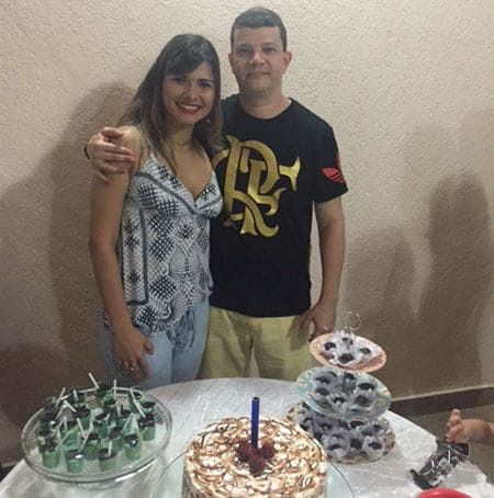 Dinner - Em clima intimista, advogado Marcus Vinicius Paiva comemorou seu aniversário de 35 anos na sexta, 11, com mega jantar na sua residência. Familiares e amigos fizeram questão de prestigiá-lo, se deliciaram de vários pratos de entrada e, farto jantar feito pelo próprio aniversariante. Na foto o aniverariante com sua bela noiva, a enfermaira Carol Lopes.