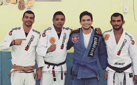 Empresário e ortodontista Rodrigo Marques todo orgulhoso, tae-kwondo faixa azul, ladeado pelos  mestres Cláudio Peteleco, Marcos Almeida e Pablo Menezes, agora se prepara para novo desafio. Parabéns! 