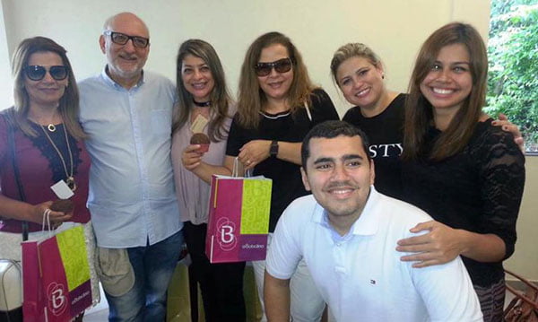 BOTICÁRIO ALMOÇO – Empresário Luiz Figueiredo reuniu os colunistas sociais para um almoço no Buffet Pão de Queijo, quinta passada. Na foto, Ivete Martinello, Jackie Pinheiro, Degeane Silva, Brenna Amâncio, Tiago Martinello e Márcia Abreu com seus kits de final de ano.