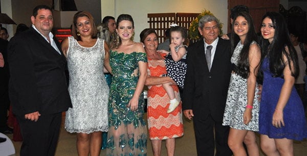 FORMATURA - Enfermeira Pricila Abreu reuniu a família no tradicional Baile de Formatura ocorrido na Maison Borges. Os avós Raimundo e Joelina, os tios Wellington e Maria das Dores e as primas Juliana, Isadora e Maria Valentina prestigiaram a festa, que estava impecável!