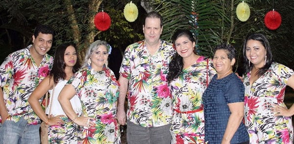 NO HAWAÍ – Em clima de Hawaí, os empresários Francisco e Josy Nogueira, aconteceu a confraternização do Atacadão Rio Branco, sábado passado, na Chácara Esmeralda.   