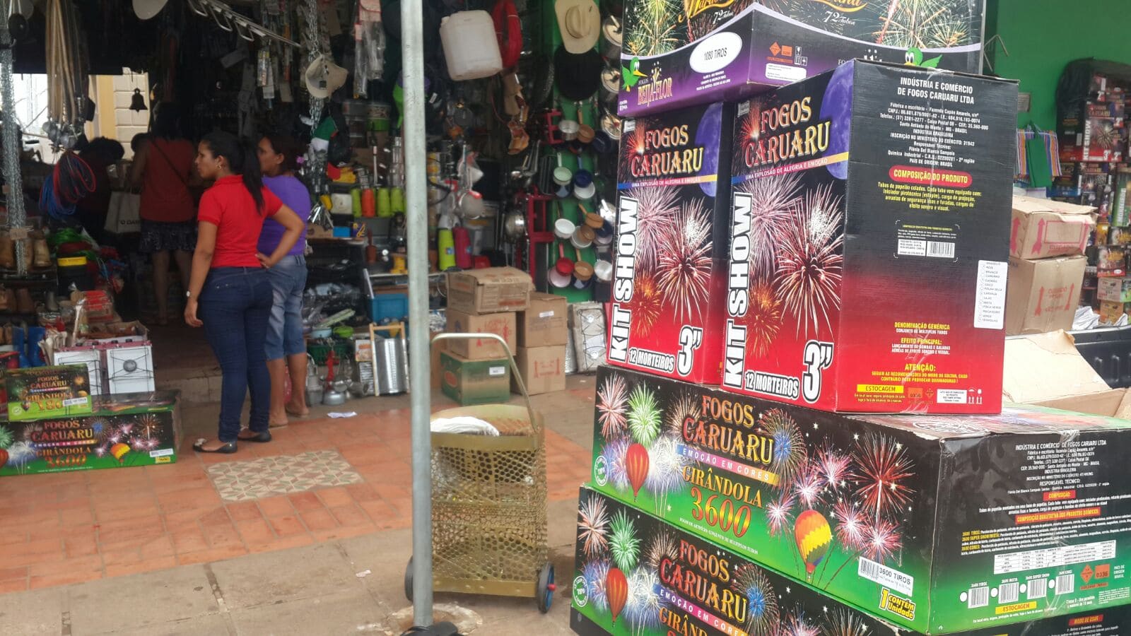 Venda de fogos de artifício cresce nos últimos dias do ano 1 Fogos de artifício - FOTO BRUNA MELLO (4)