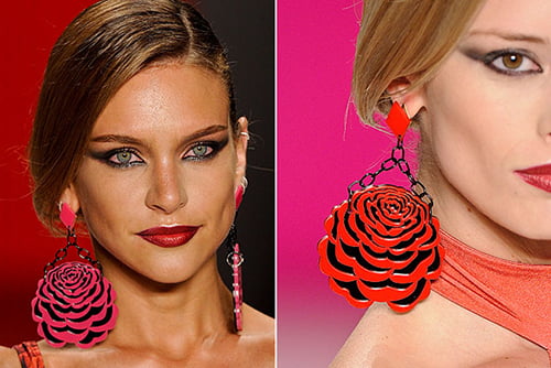 Inspirados no artesanato húngaro, os brincos leves e em cores vibrantes com delicadas estampas florais são ideais para os looks de verão