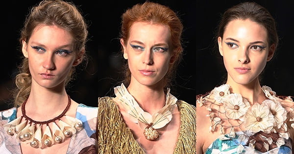 Os maxi colares usados de dia também são delicados, possuem muita leveza e elementos delicados como as conchas e pérolas artesanais  