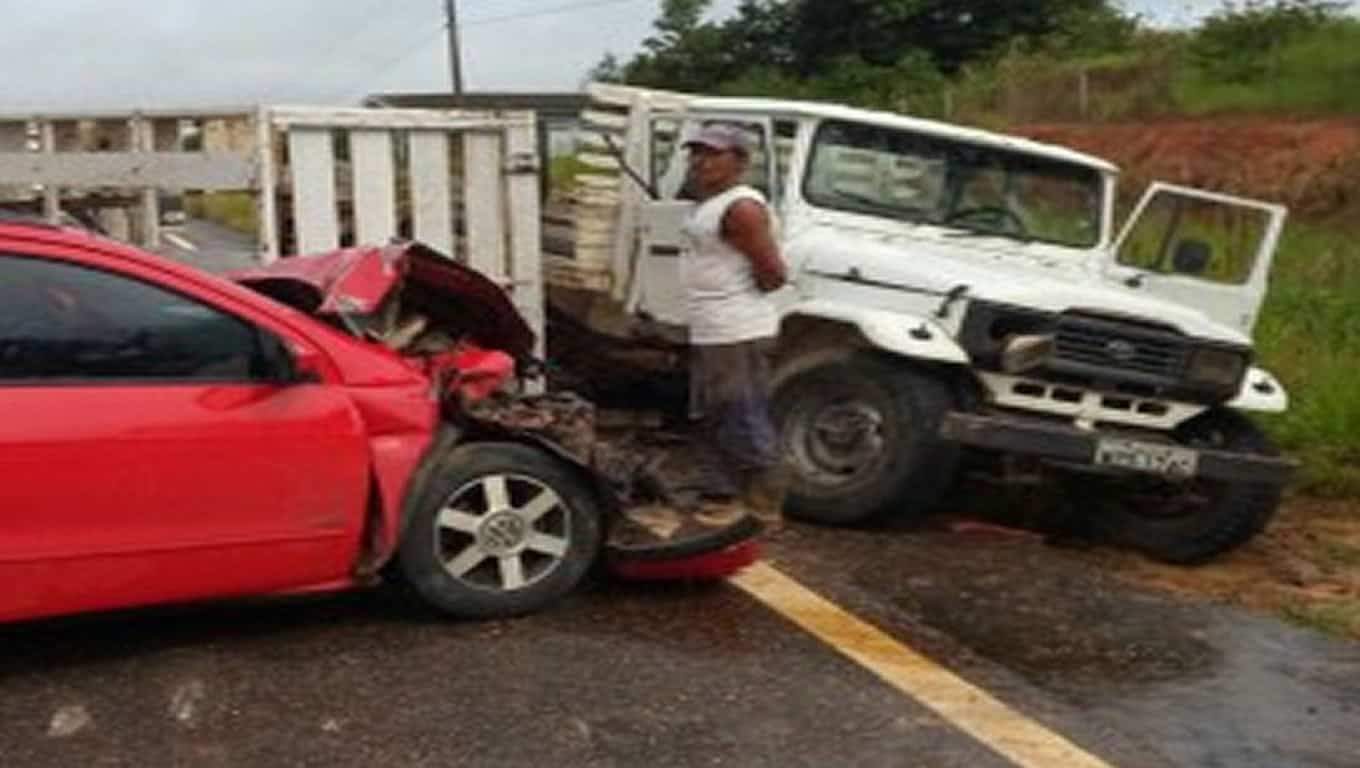 Homem morre ao fazer convenção na BR 364 e colidir de frente com outro carro