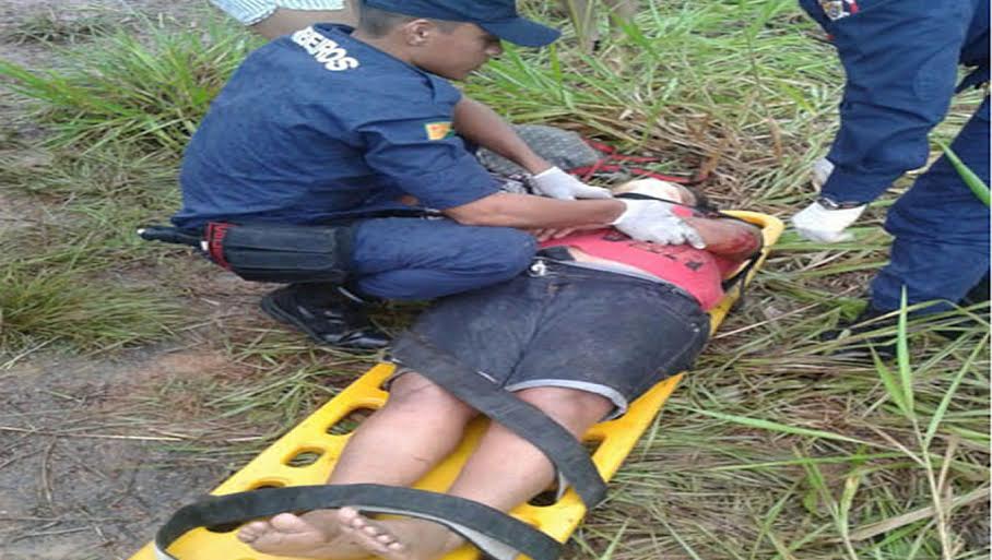 Motorista de caminhonete tenta desviar de buraco na BR 317, perde controle de carro e colide contra poste 3 Motorista de caminhonete tenta desviar de buraco na BR 317 perde controle de carro colide contra poste e capota 3
