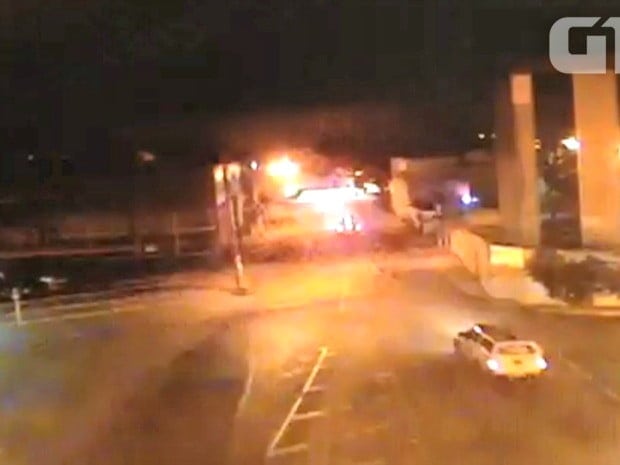 Homem ‘fura’ barreira policial e é morto a tiros pela polícia